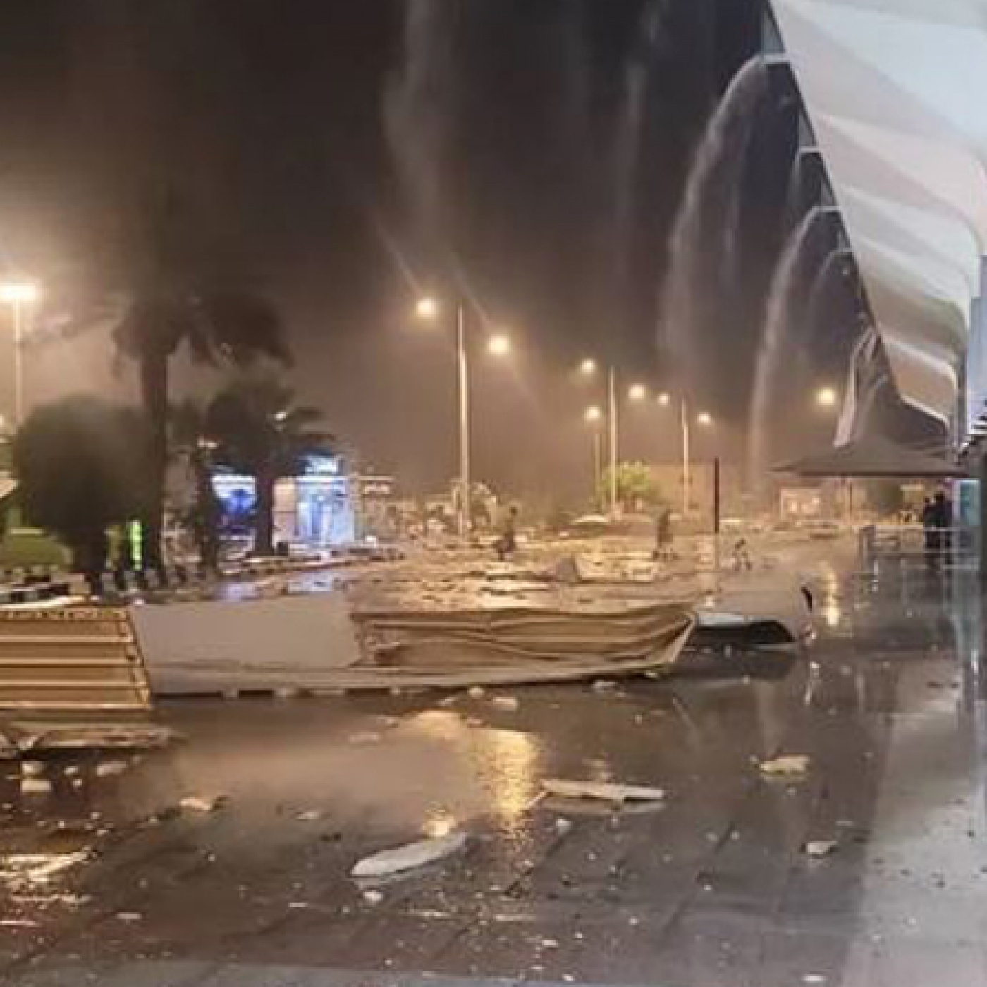 اليمن.. عاصفة شديدة تحطم الواجهات الزجاجية بمطار عدن