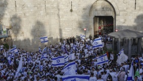 غانتس يوصي بإلغاء مسيرة الأعلام في القدس