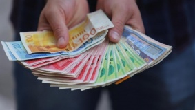 المالية: الرواتب اليوم بنسبة لا تقل عن 70%