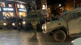 الاحتلال يغلق شركة دعاية واعلان في الخليل