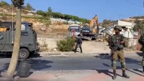 الاحتلال يهدم ورشة لتصليح المركبات بالخليل 