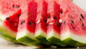 خبير تغذية يحذر من قشور البطيخ