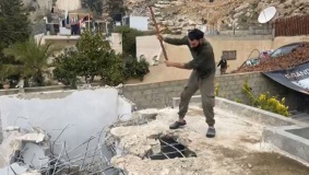 القدس: الاحتلال يجبر مواطنا على هدم منزله وآخر على هدم محله