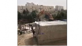 فيديو .. الاحتلال يهدم منزلا في مخيم شعفاط 