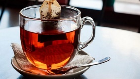أشخاص عليهم التخلي عن شرب الشاي
