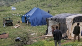مستوطنون ينصبون خيمة في تل الرميدة بالخليل
