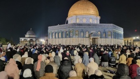 عشرات الآلاف يؤدون صلاتي العشاء والتراويح في الأقصى