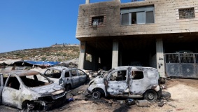 مستوطنون يحرقون 3 منازل ومركبتين في دوما جنوب نابلس