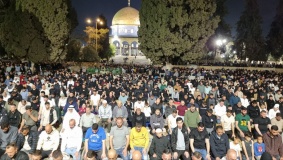 60 ألفاً يؤدون صلاتي العشاء والتراويح في المسجد الأقصى