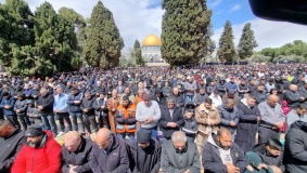 80 ألفاً يؤدون صلاة الجمعة الثالثة من رمضان في الأقصى