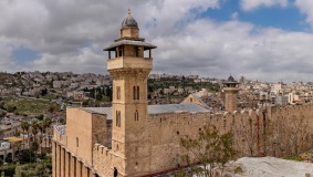الاحتلال يضع أقفالا على جميع أبواب غرف الحرم الإبراهيمي