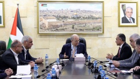 رئيس الوزراء يبحث مستجدات تنفيذ مشروع تزويد المشافي الحكومية بأنظمة الطاقة الشمسية