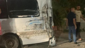 بشكل متعمد.. آليات الاحتلال تصدم حافلة تقل حجاجاً في جنين