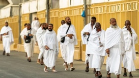 الحجاج يؤدون رمي الجمرات في أول أيام عيد الأضحى