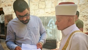 الاحتلال يُبعد المفتي عن الأقصى ويسلمه استدعاء للتحقيق