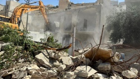 الاحتلال يهدم منزلاً ومنشآت تجارية في إذنا غرب الخليل