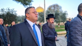 بن غفير يقود مسيرة استفزازية تمهيداً لاقتحام الأقصى
