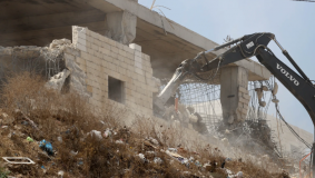 آليات الاحتلال تهدم 4 منشآت في الجديرة شمال القدس