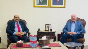 عزام الأحمد يبحث مع سفير جنوب أفريقيا جرائم الاحتلال وتطورات القضية الفلسطينية