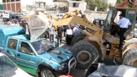 ضبط واتلاف مركبات ودراجات غير قانونية بالخليل ونابلس