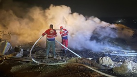 إخماد حرائق جراء اعتداء مستوطنين على مسافر يطا جنوب الخليل