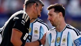 لقطة جدلية.. هل حاول حكم نهائي كأس العالم مساعدة الأرجنتين أمام إسبانيا؟