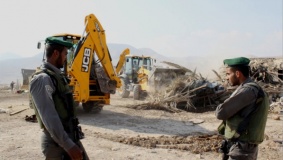 الاحتلال يخطر بوقف البناء بعدة منازل في الخضر