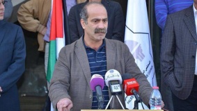 خريشة معتصم أمام التشريعي رافضا تسليم نفسه