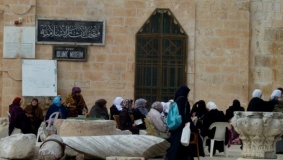 المرابطات يحبطن اقتحام المستوطنين للأقصى