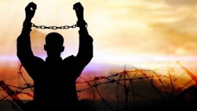 ارتفاع عدد الأسرى المضربين عن الطعام إلى مئة