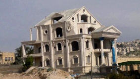 الاحتلال يهدم جزءا من منزل عديلة في أبو ديس