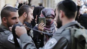 اعتقال مقدسية على أحدى أبواب الأقصى