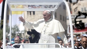 البابا ينهي زيارته للمنطقة من القدس