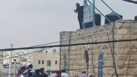 الخليل: يهدد بالإنتحار شنقاً لعدم حصوله على وظيفة