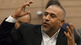 أبو عرار للكنيست: احتجاز الجثامين يؤجج الأوضاع