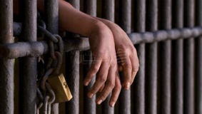 محاكم الاحتلال تمدد اعتقال 62 أسيراً