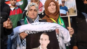مسيرة بالخليل تطالب بإستعادة جثامين الشهداء