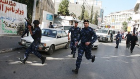 القبض على شخص حاول دهس شرطي بمركبة غير قانونية