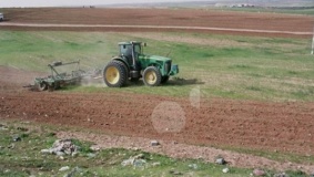 الاحتلال يجرف آلاف الدونمات الزراعية بالنقب