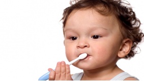 تعرفي على السن المناسب لتنظيف أسنان طفلك