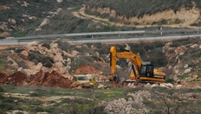 مستوطنون يجرفون أراضي قرية مسحة غرب سلفيت