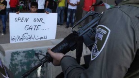 أهالي الزعيم يتظاهرون ضد إغلاق البوابة المؤدية للقدس