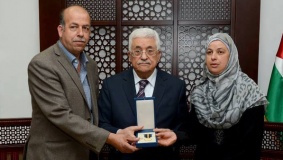 الرئيس يمنح الشهيد أبو خضير نوط القدس