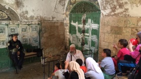 منع مئات الأطفال من دخول الأقصى