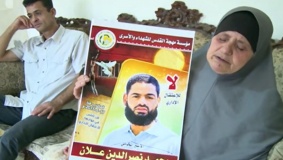 والدة  الأسير المضرب علان تعتصم أمام مشفى سوروكا