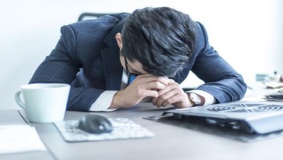 العلاقة بين طول ساعات العمل والسكتة الدماغية