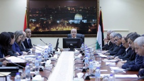 الحكومة تطالب الأونروا بالتراجع عن الإجرارات التي اتخذتها ضد الموظفين والطلاب