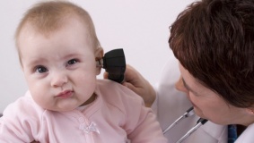 أسباب وأعراض اضطرابات السمع لدى الرضع
