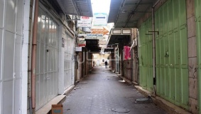 إضراب تجاري شامل بالخليل مساندة للقيق