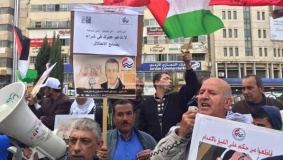 مسيرة في نابلس تطالب بمقاطعة بضائع الاحتلال
